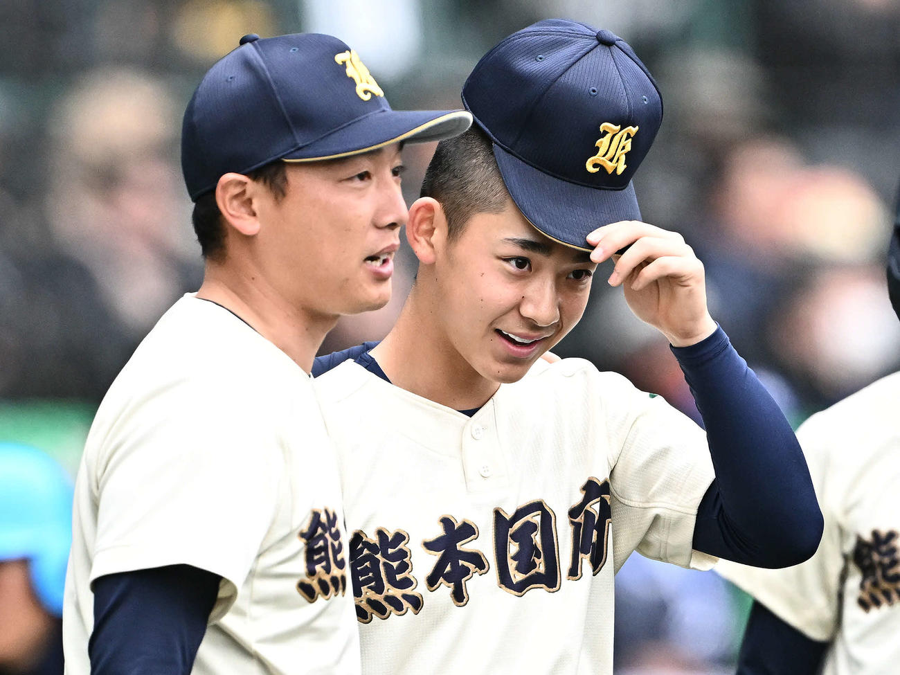 熊本国府対阿南光　5回を投げ終えた熊本国府先発の坂井（右）は山田監督からねぎらわれる（撮影・滝沢徹郎）