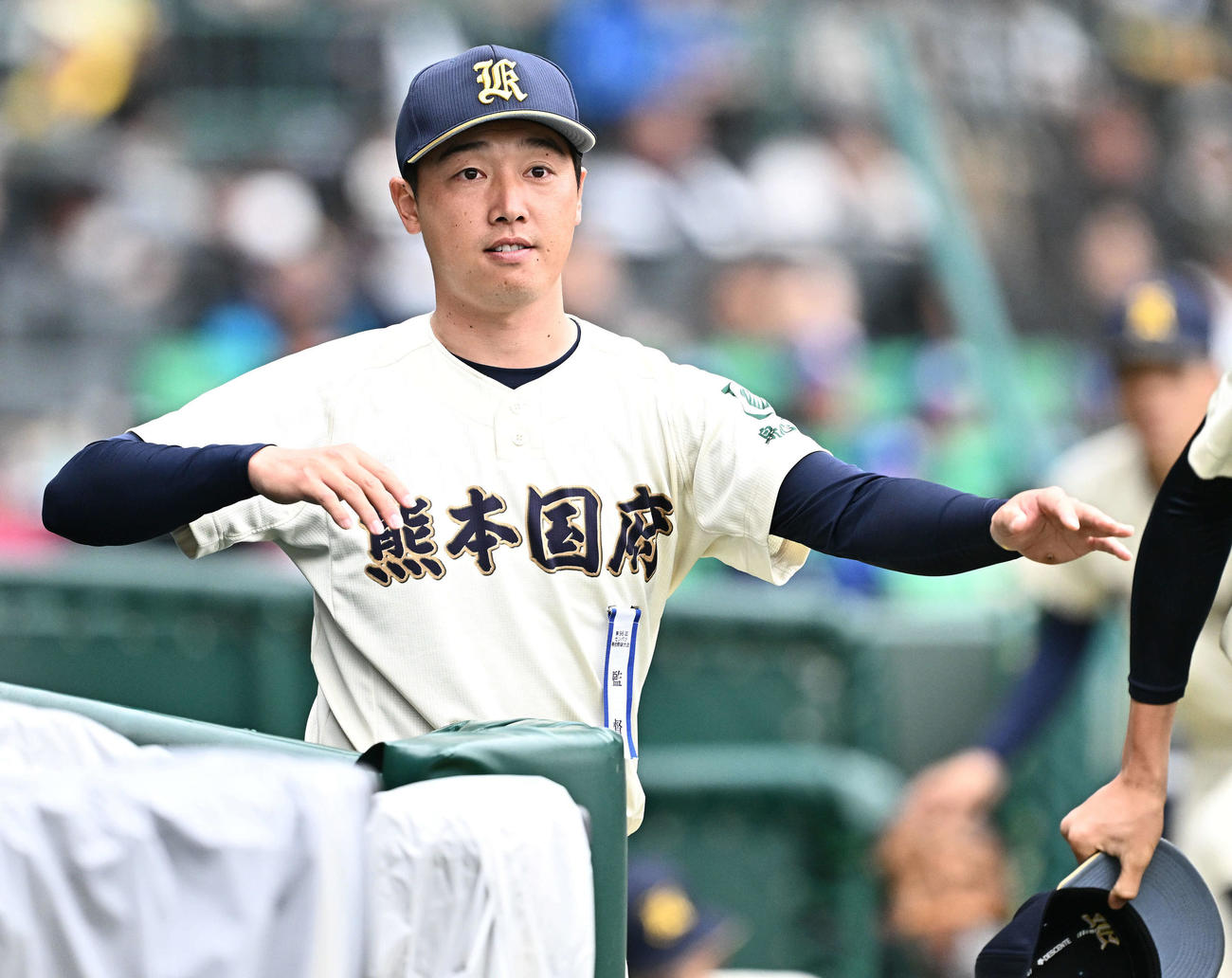 熊本国府対阿南光　選手に指示を出す熊本国府・山田監督（撮影・滝沢徹郎）