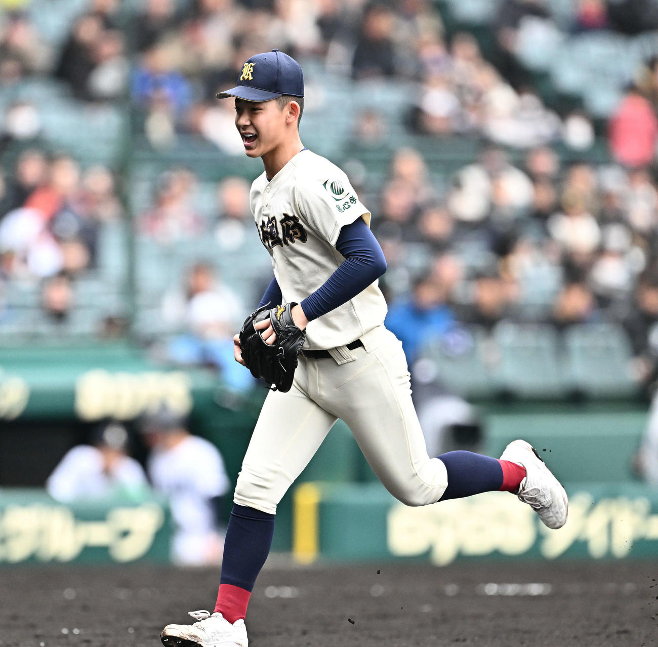 熊本国府対阿南光　5回を投げ終えた熊本国府先発の坂井は笑顔でベンチへ引き揚げる（撮影・滝沢徹郎）