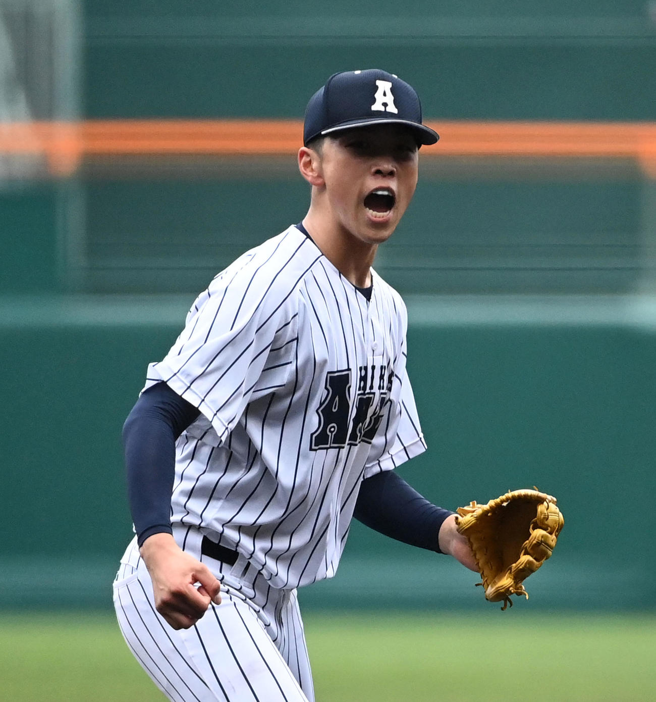 熊本国府対阿南光　1回表熊本国府2死二塁、中嶋を空振り三振に打ち取りほえる阿南光先発の吉岡（撮影・前岡正明）