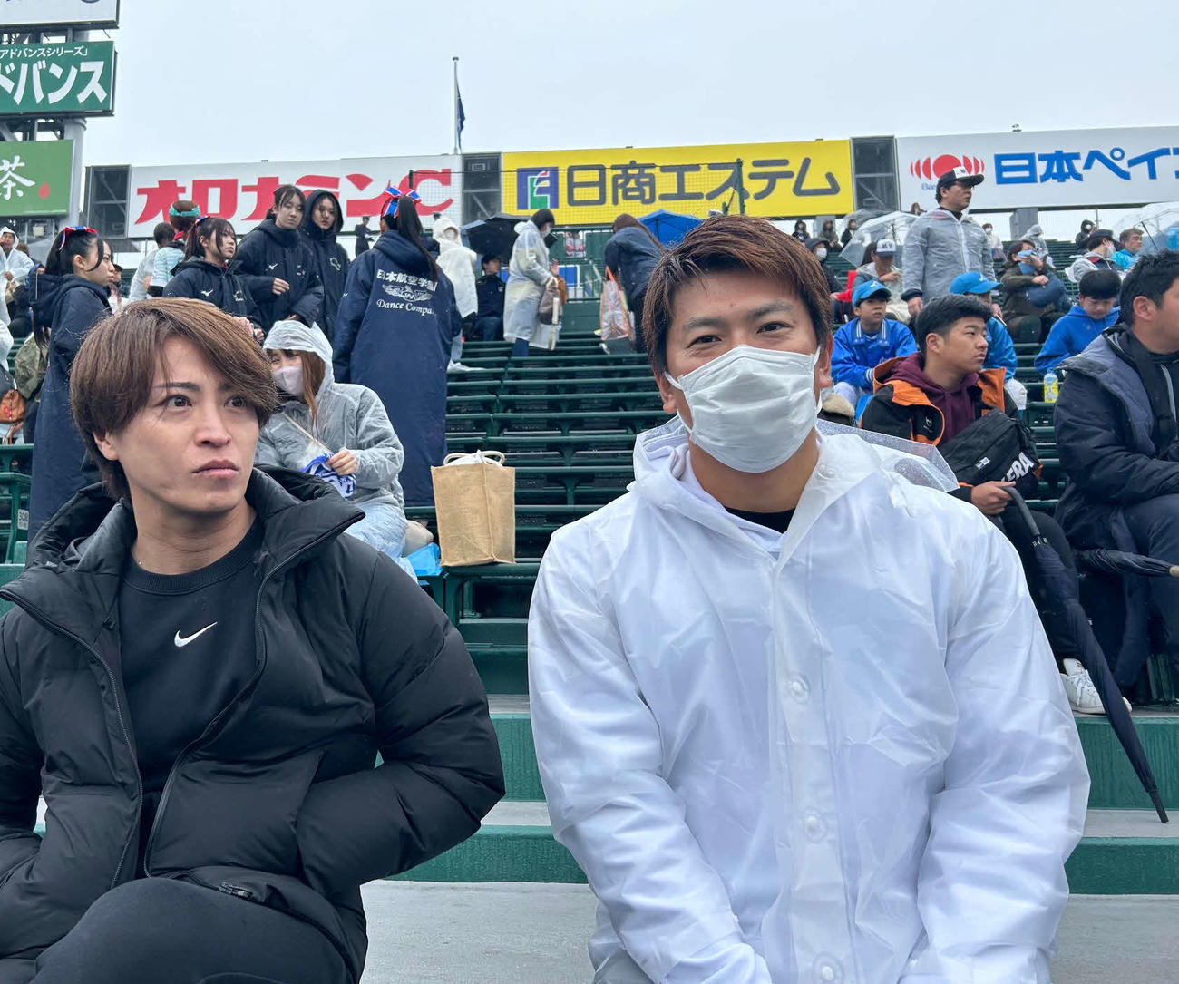 母校日本航空石川のセンバツ初戦に訪れたロッテ角中（撮影・佐瀬百合子）
