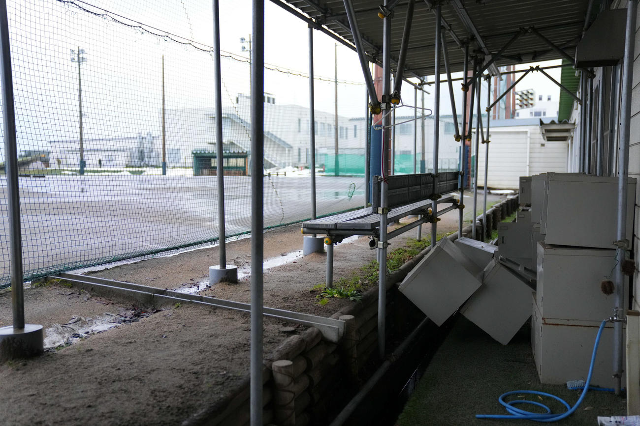 日本航空石川野球部のグラウンドには地震の影響で倒れたロッカーがそのまま残されていた
