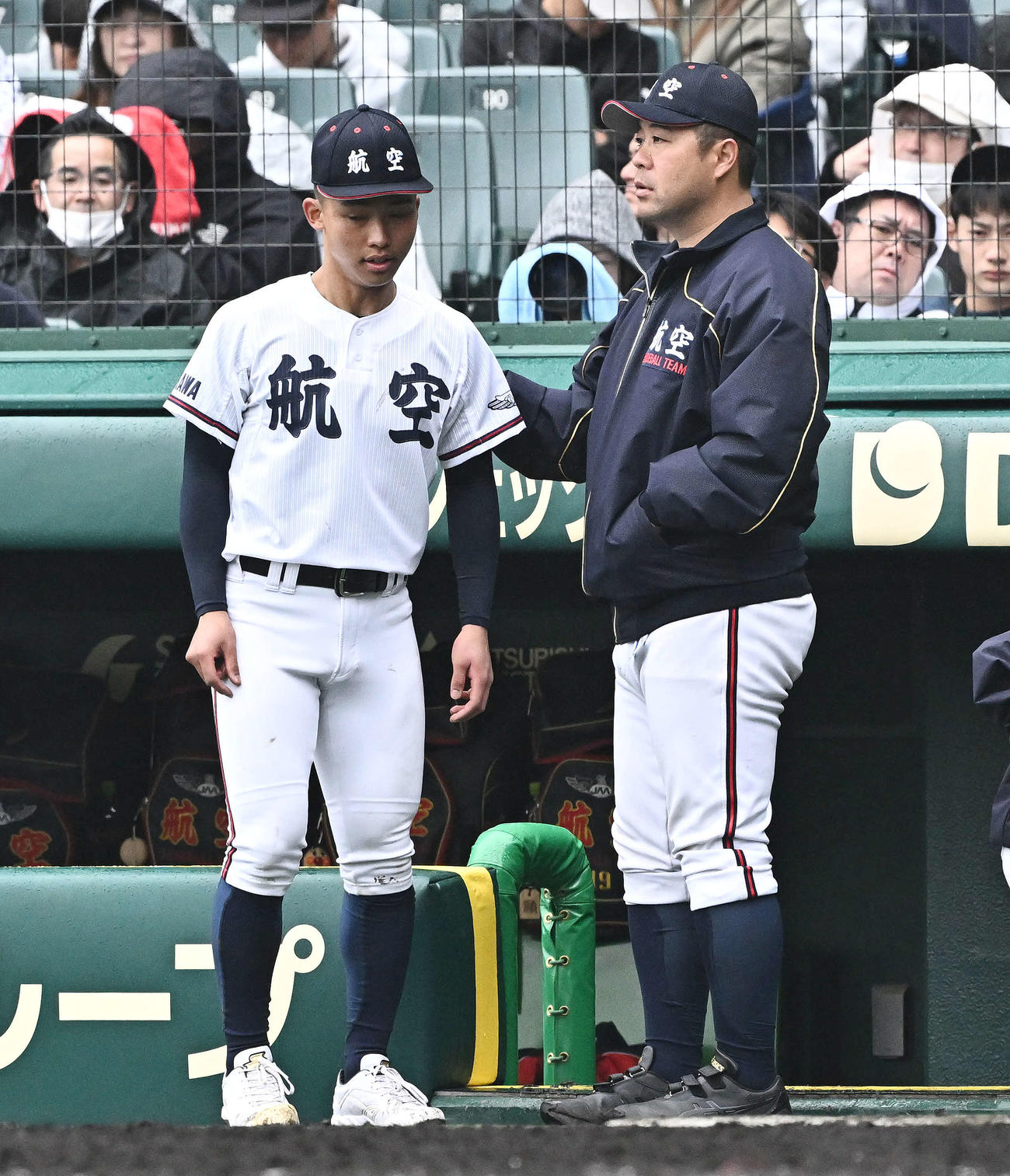 常総学院対日本航空石川　8回表、日本航空石川・中村監督（右）から伝令の指示を受ける福森（撮影・滝沢徹郎）