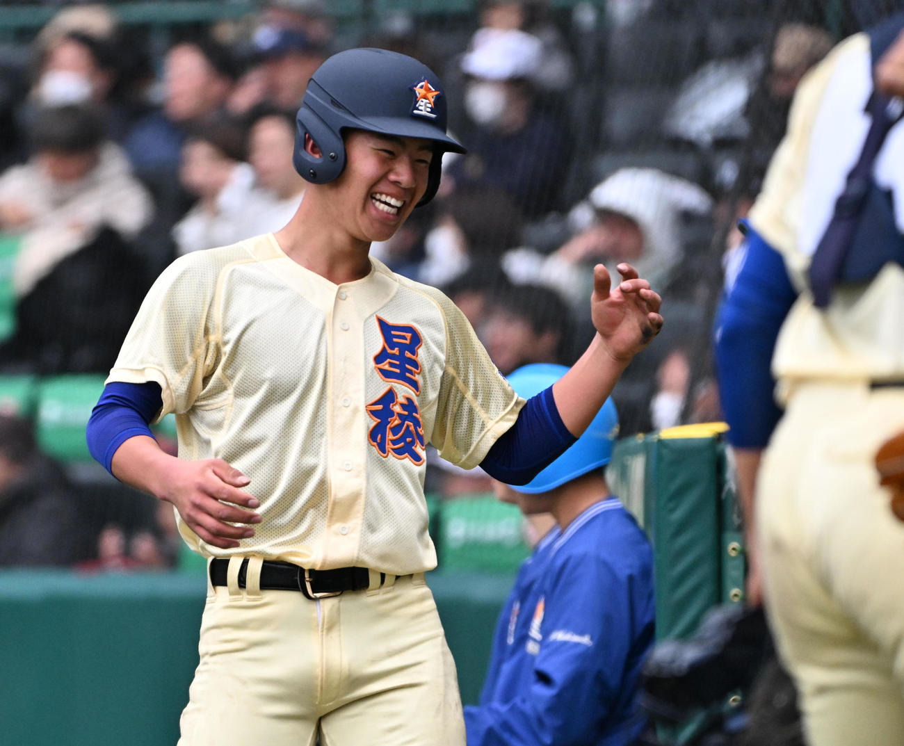 八戸学院光星対星稜　6回裏星稜2死二塁、中島幹大の適時打で生還する服部航（右）（撮影・石井愛子）