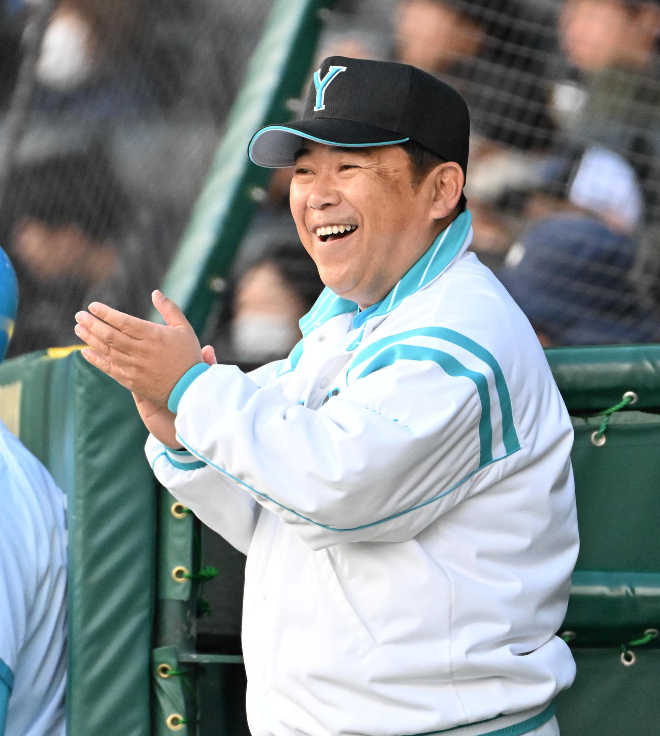 創志学園対山梨学院　先制点に笑顔を見せる山梨学院・吉田洸二監督（撮影・石井愛子）