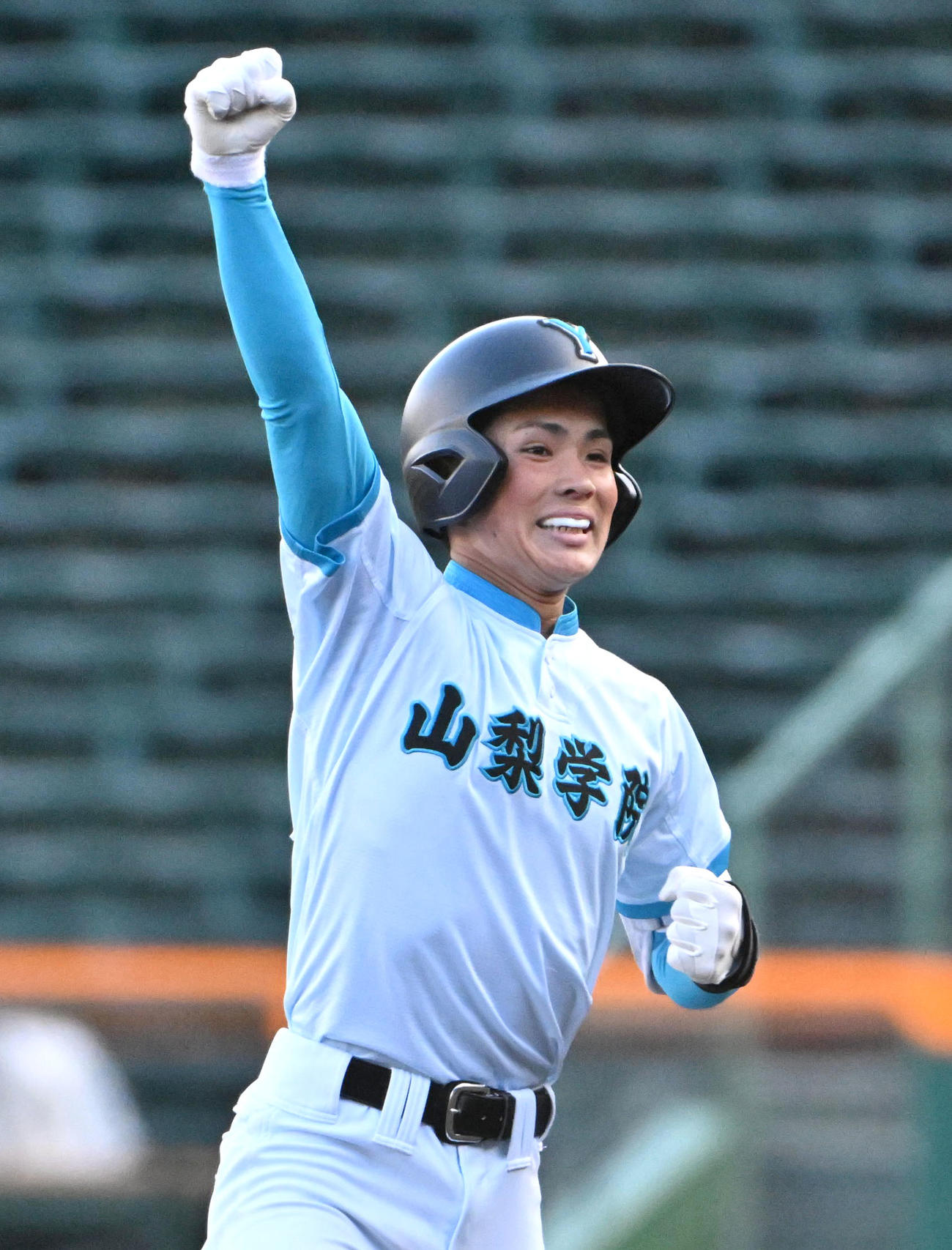 創志学園対山梨学院　3回裏山梨学院2死一、二塁、針尾泰地は中前適時打を放つ（撮影・石井愛子）