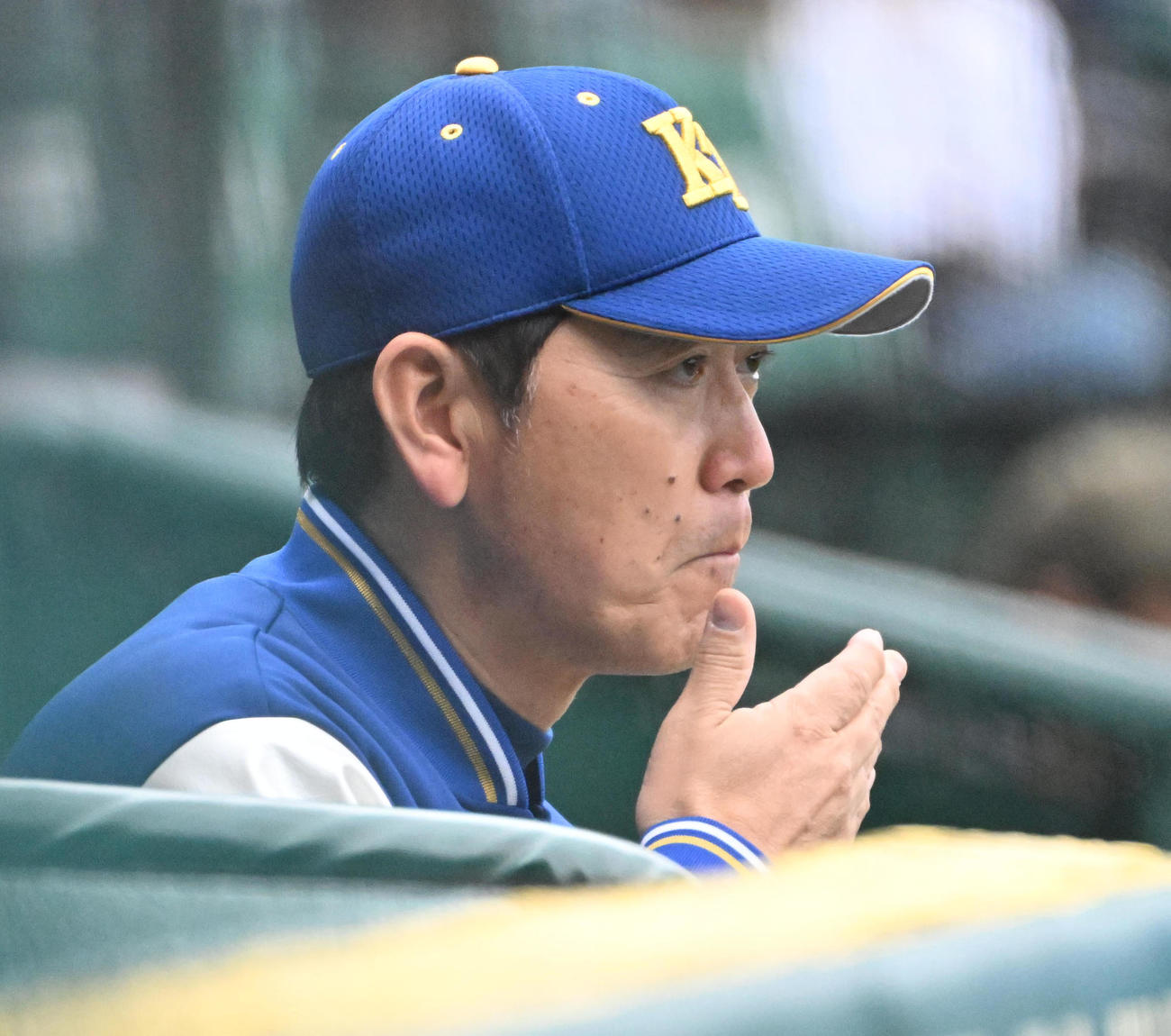明豊対高崎健康福祉大高崎　選手にサインを送る高崎健康福祉大高崎の青柳博文監督（撮影・石井愛子）
