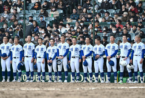 明豊対高崎健康福祉大高崎　高崎健康福祉大高崎に負け肩を落とす明豊ナイン（撮影・石井愛子）