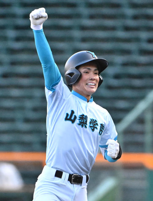 創志学園対山梨学院　3回裏山梨学院2死一、二塁、針尾泰地は中前適時打を放つ（撮影・石井愛子）