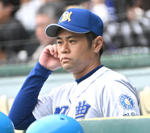 明豊対高崎健康福祉大高崎　選手にサインを送る明豊の川崎絢平監督（撮影・石井愛子）