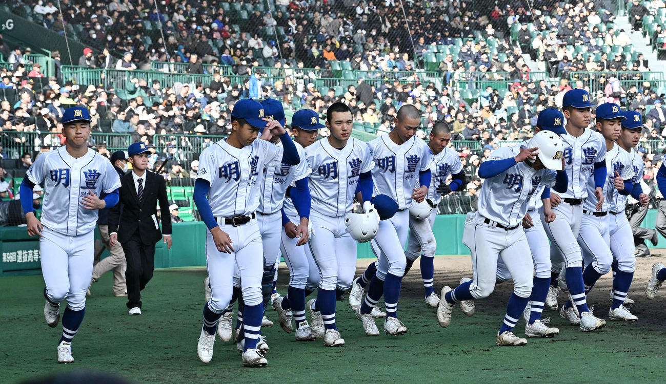 明豊崎健康福祉大高崎　高崎健康福祉大高崎に敗れ肩を落とす明豊の選手たち（撮影・滝沢徹郎）