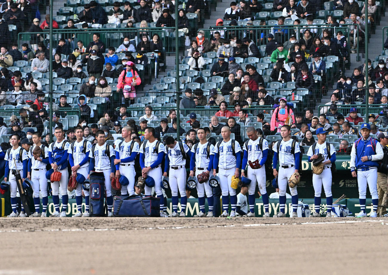 明豊対高崎健康福祉大高崎　高崎健康福祉大高崎に負け肩を落とす明豊ナイン（撮影・石井愛子）