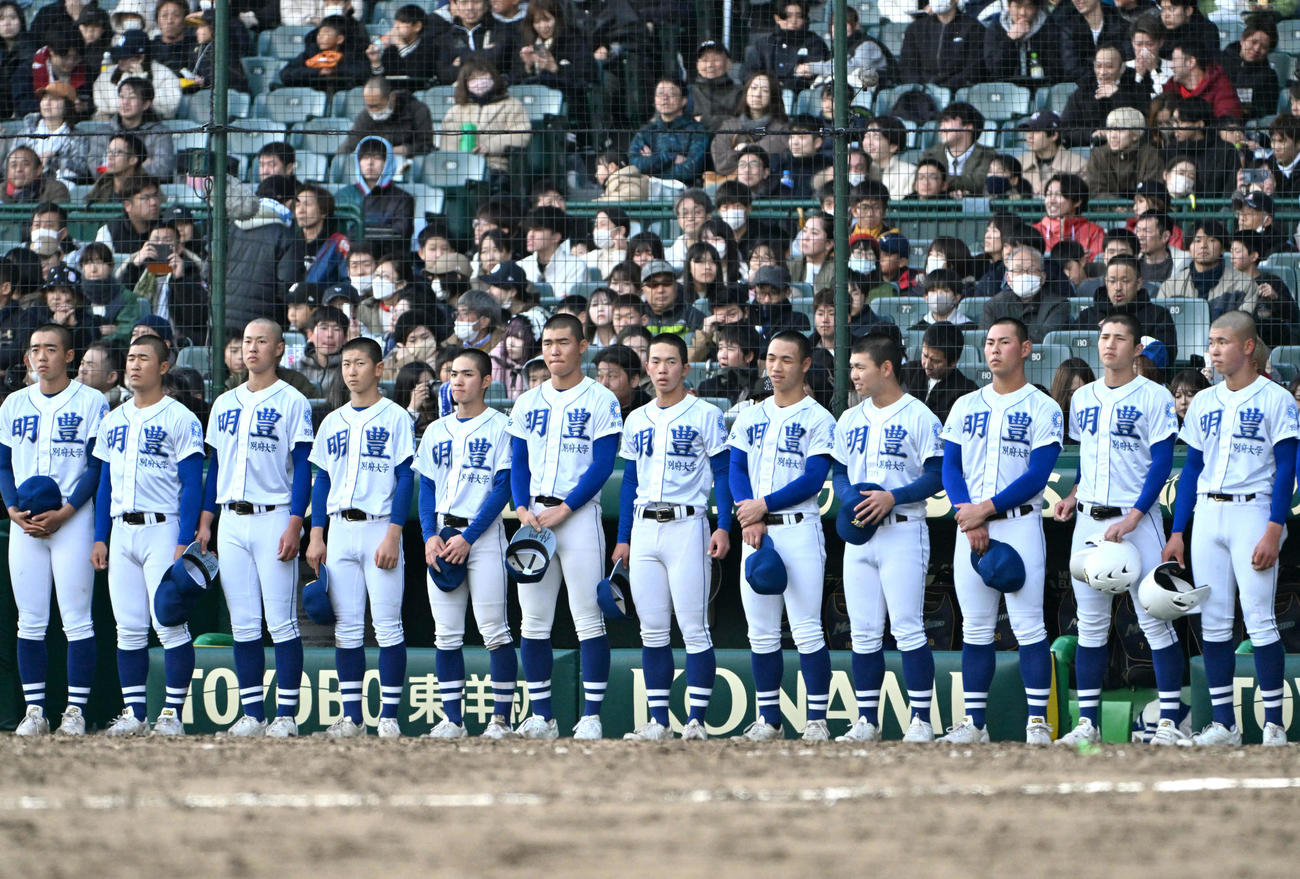 明豊対高崎健康福祉大高崎　高崎健康福祉大高崎に敗れベンチ前に整列する明豊ナイン（撮影・石井愛子）