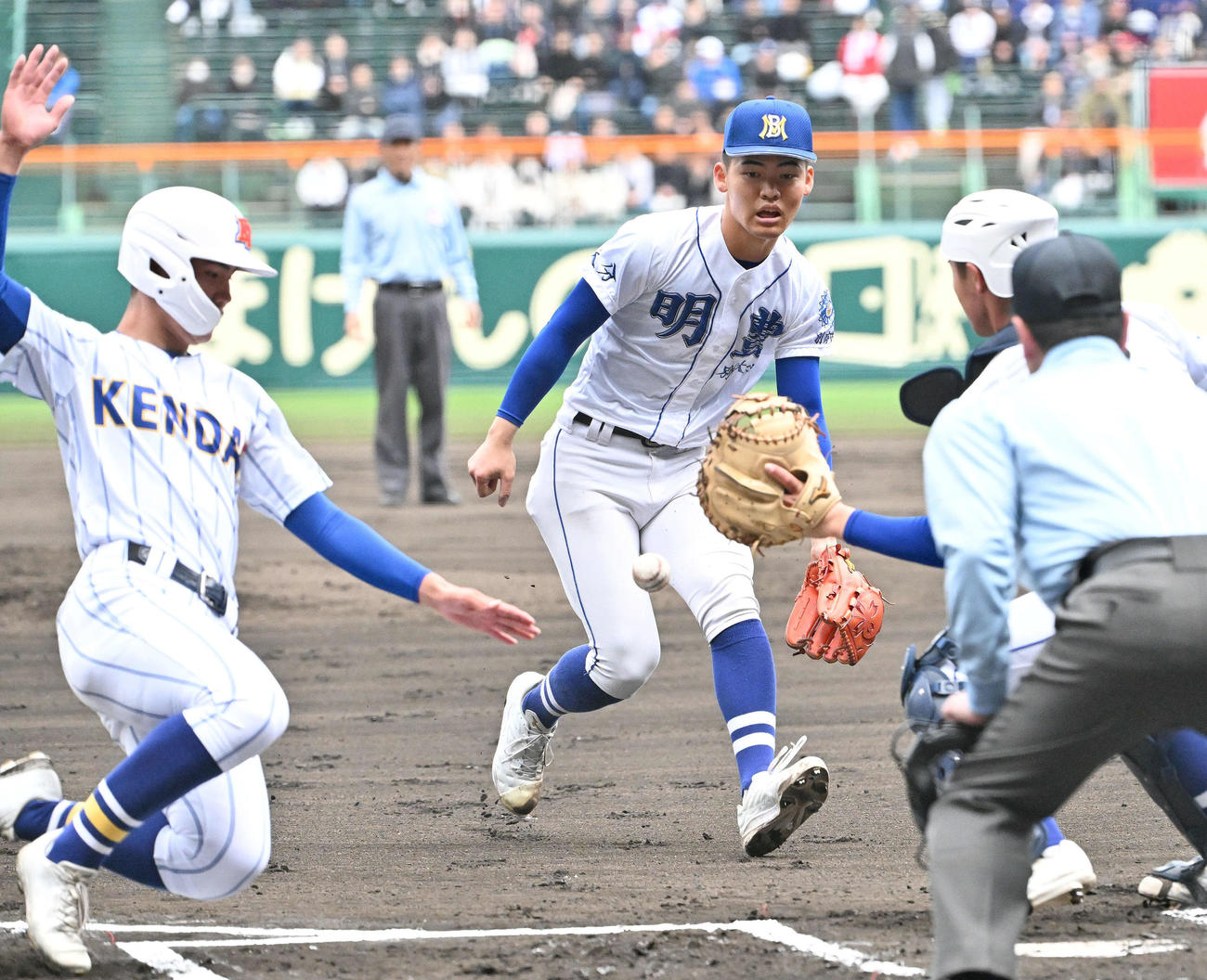 明豊対高崎健康福祉大高崎　1回裏高崎健康福祉大高崎1死二、三、箱山の投前の打球で一ノ瀬（中央）が本塁にグラブトスも間に合わず三走斎藤が生還（撮影・石井愛子）