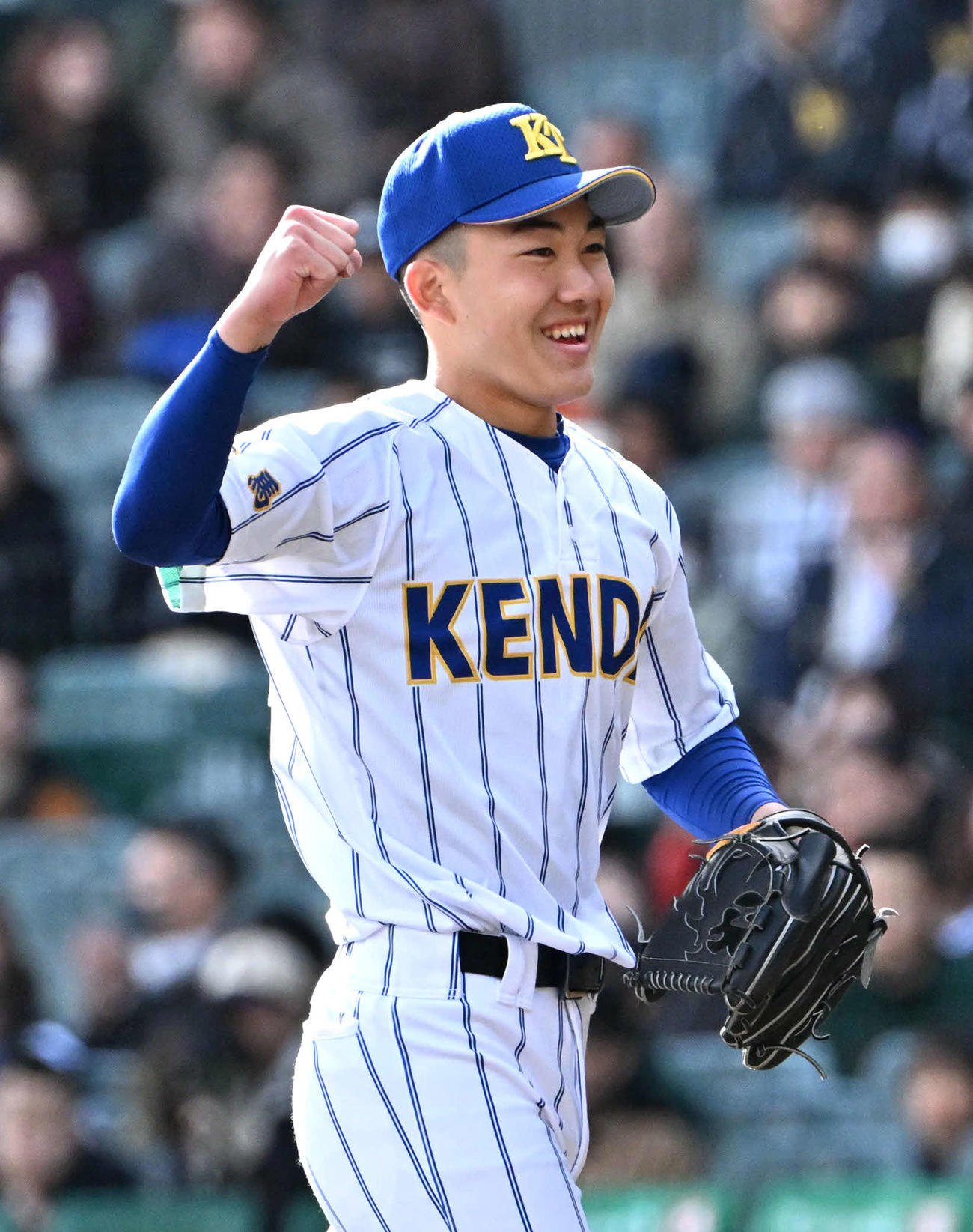 明豊対高崎健康福祉大高崎　勝利しガッツポーズをする高崎健康福祉大高崎・石垣（撮影・石井愛子）