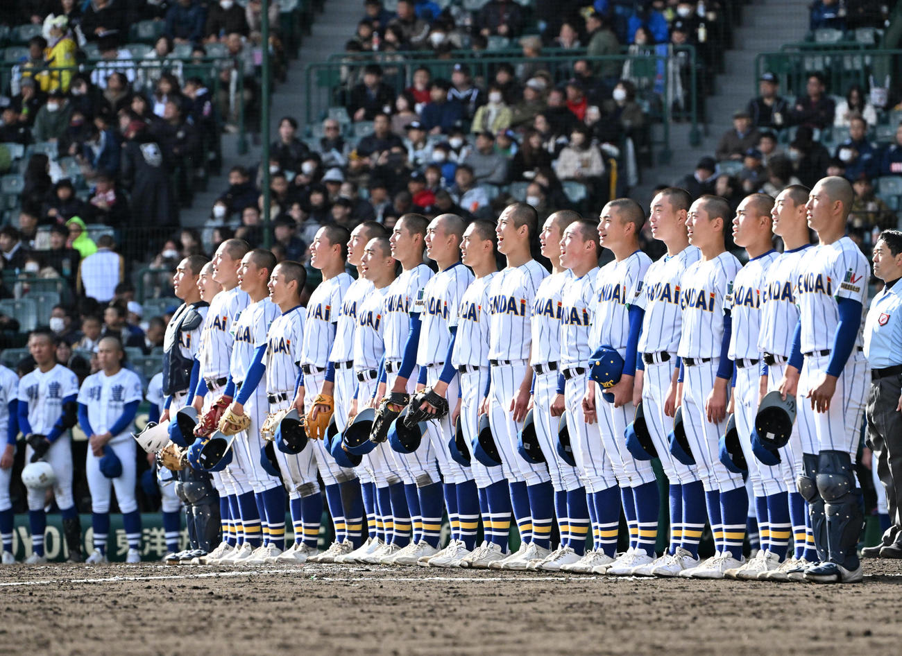 明豊対高崎健康福祉大高崎　明豊に勝利し校歌を歌う高崎健康福祉大高崎ナイン（撮影・石井愛子）