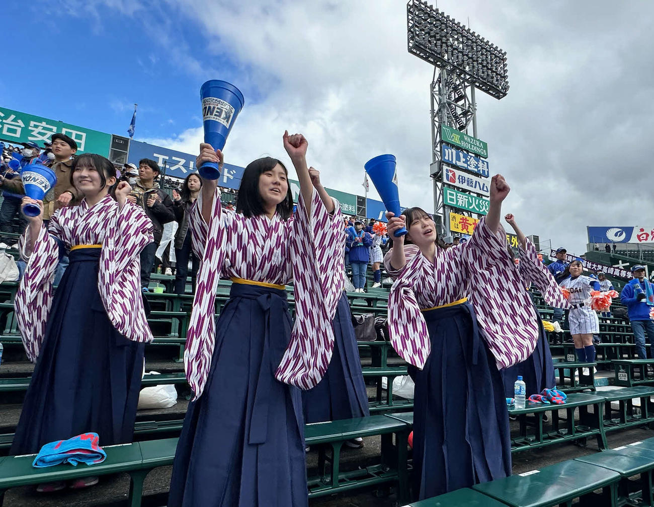 袴姿で応援する高崎健康福祉大高崎の応援部（撮影・斉藤成美）