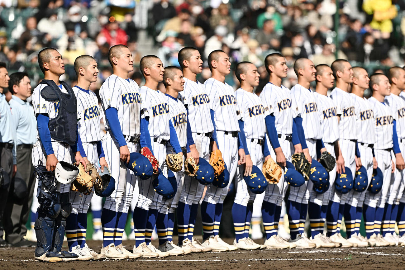 明豊崎健康福祉大高崎　試合後、校歌を歌う高崎健康福祉大高崎・箱山（左）ら選手たち（撮影・滝沢徹郎）