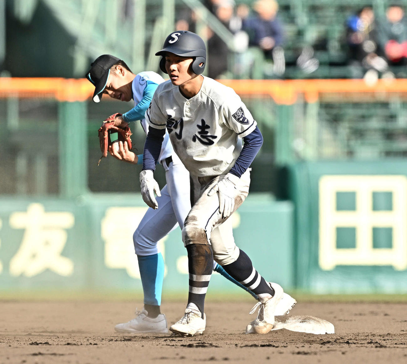 創志学園対山梨学院　2回表創志学園1死一塁、秦（右）は二盗を狙うもアウトになる。遊撃手平野（撮影・滝沢徹郎）