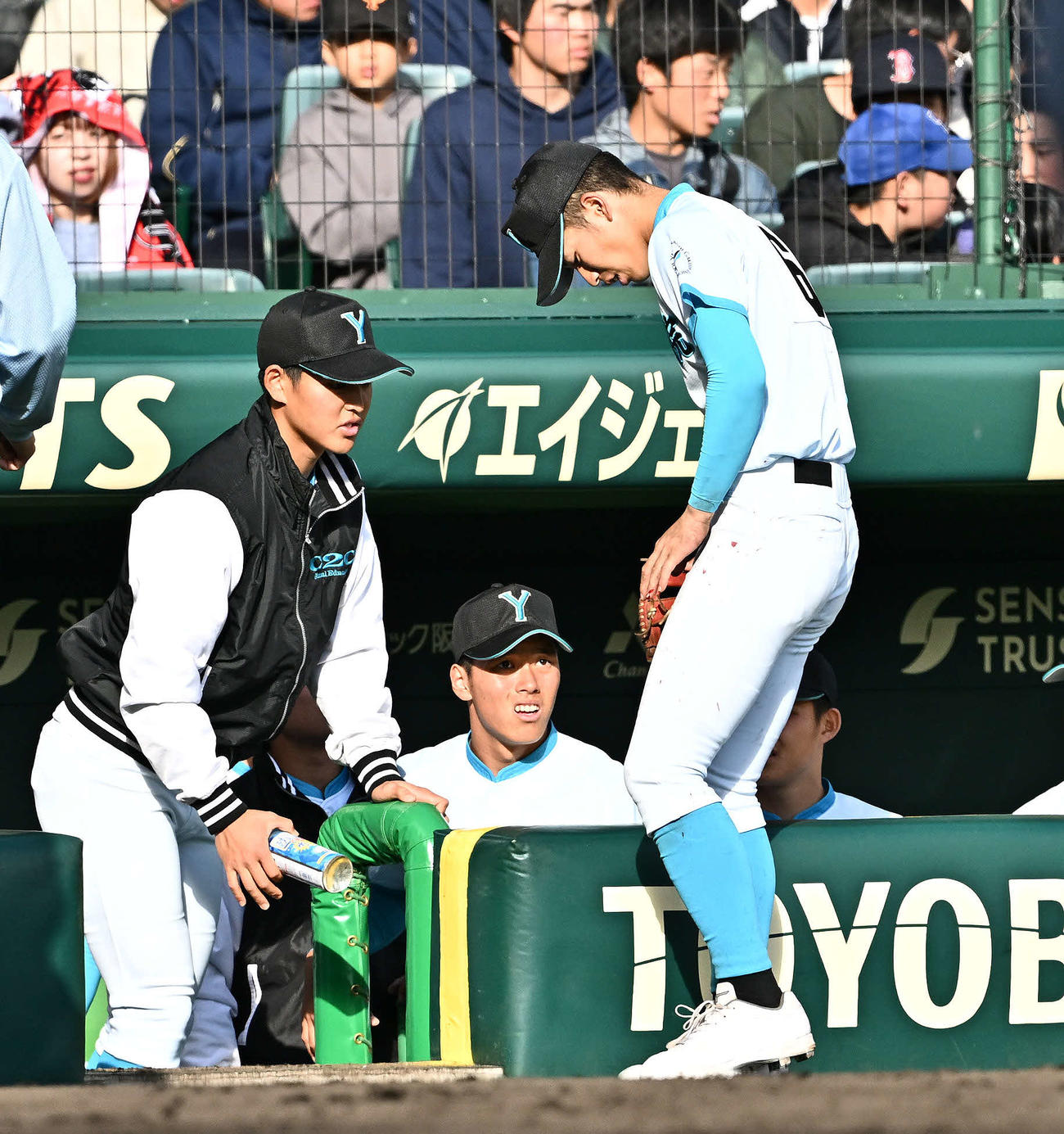 創志学園対山梨学院　2回表、治療でベンチへ引き揚げる山梨学院・平野（右）（撮影・滝沢徹郎）