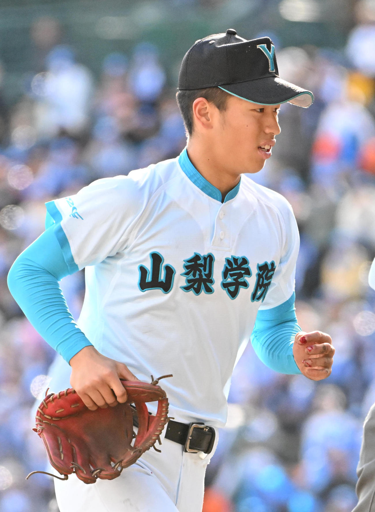 創志学園対山梨学院　2回表創志学園、左手から血を流しながらベンチへ引き揚げる山梨学院・平野天斗（撮影・石井愛子）