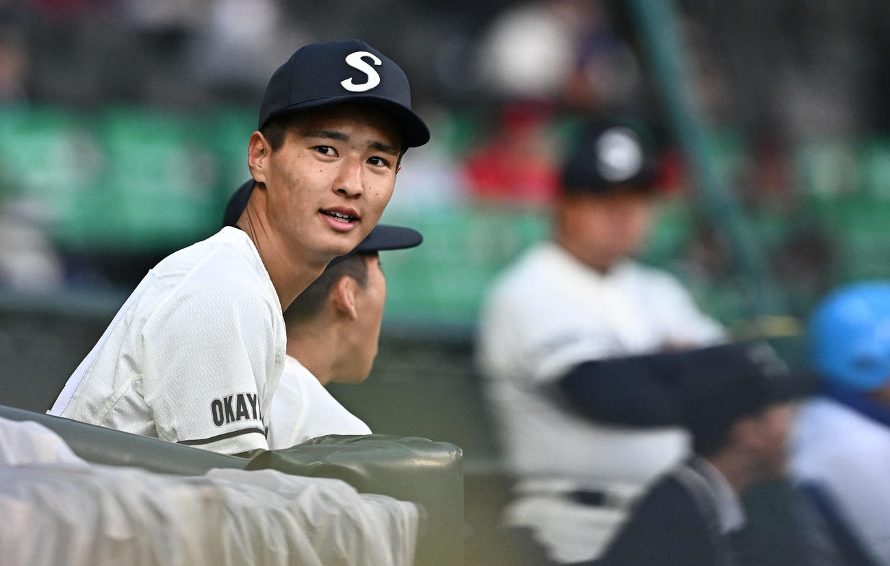 創志学園対山梨学院　9回表、ベンチで戦況を見守る創志学園・中野（撮影・滝沢徹郎）