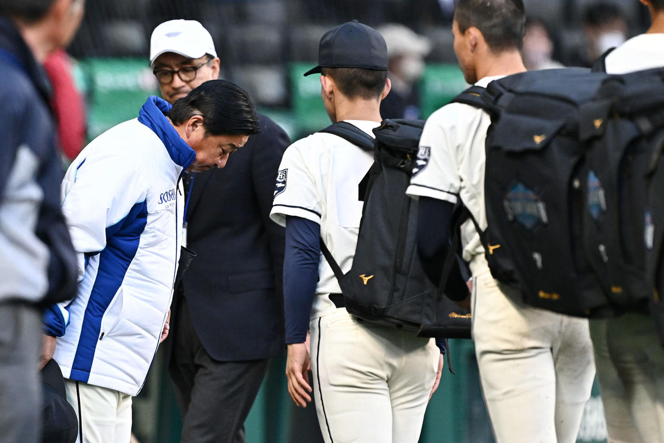 創志学園対山梨学院　試合後、グラウンドに一礼し引き揚げる創志学園・門馬監督（左）（撮影・滝沢徹郎）