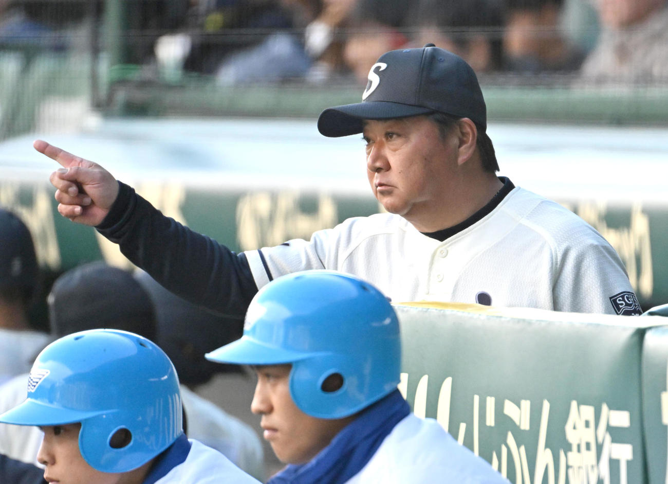 創志学園対山梨学院　選手にサインを送る創志学園・門馬敬治監督（撮影・石井愛子）