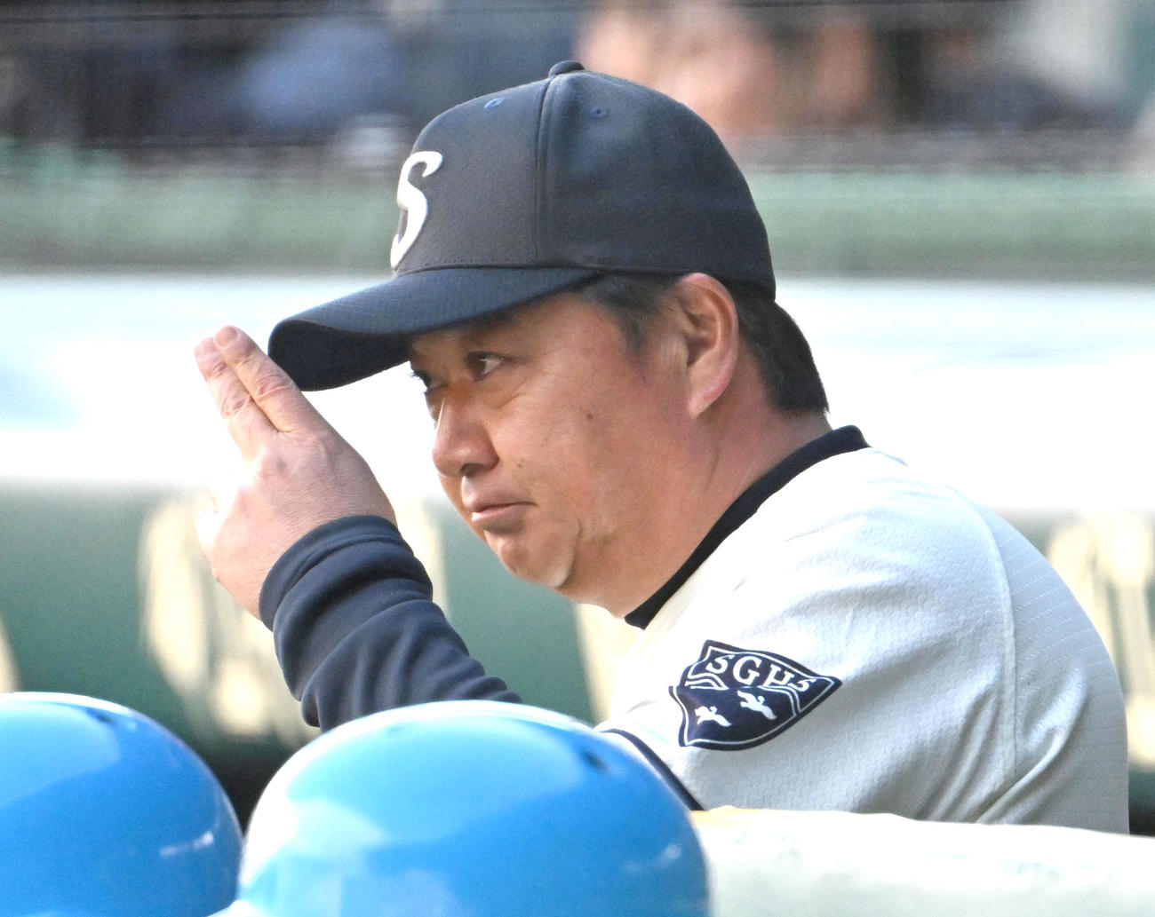 創志学園対山梨学院　選手にサインを送る創志学園・門馬敬治監督（撮影・石井愛子）