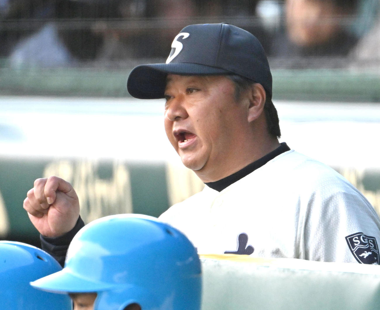 創志学園対山梨学院　選手声をかける創志学園・門馬敬治監督（撮影・石井愛子）