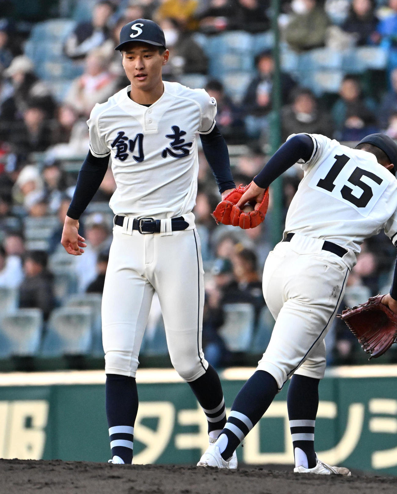 創志学園対山梨学院　3回途中から登板する創志学園・中野光琉（左）（撮影・石井愛子）