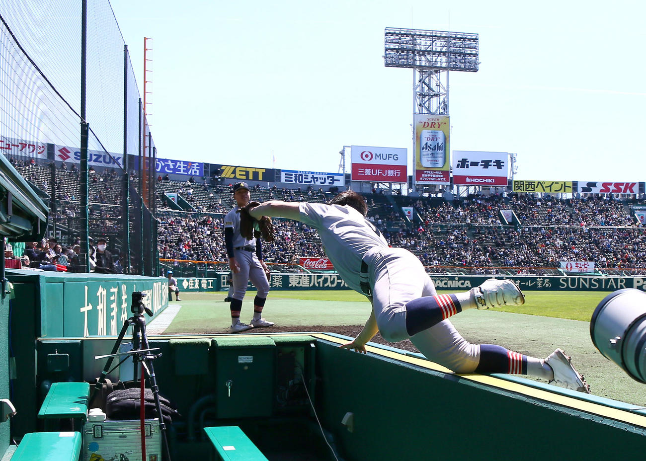 広陵対青森山田　6回表広陵2死一塁、三塁手菊池伊は高尾の邪飛を好捕する（撮影・上山淳一）