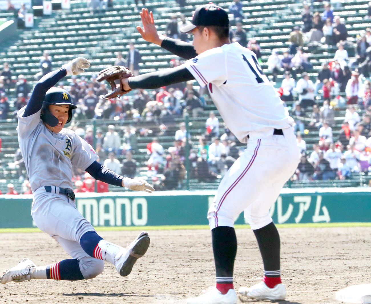 広陵対青森山田　9回裏青森山田1死満塁、佐藤隆は左越え3点適時三塁打を放ち三塁へ向かう。右は三塁手池田（撮影・上山淳一）