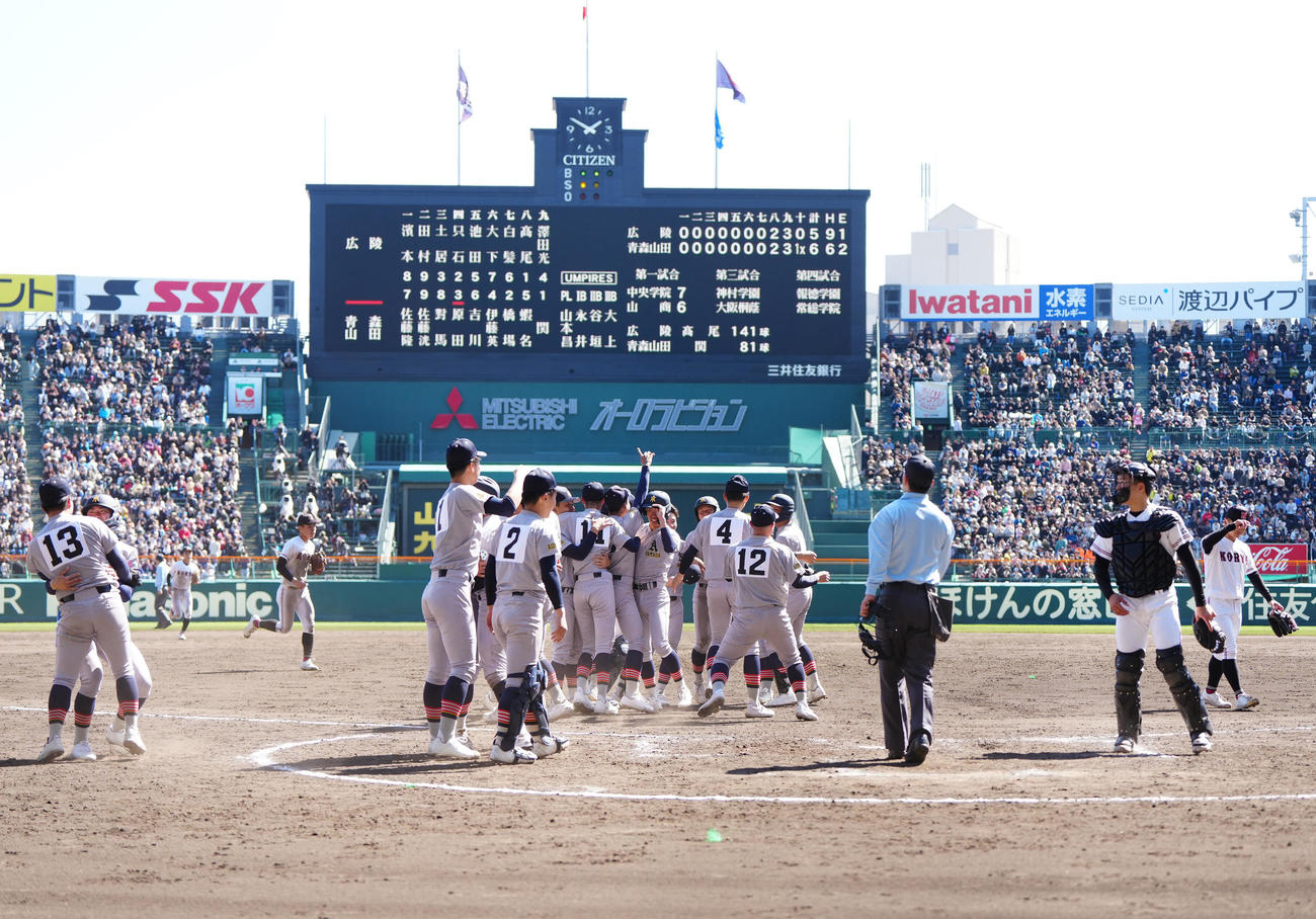 広陵対青森山田　10回裏青森山田無死満塁、原田のサヨナラ犠飛で歓喜する選手たち（撮影・江口和貴）