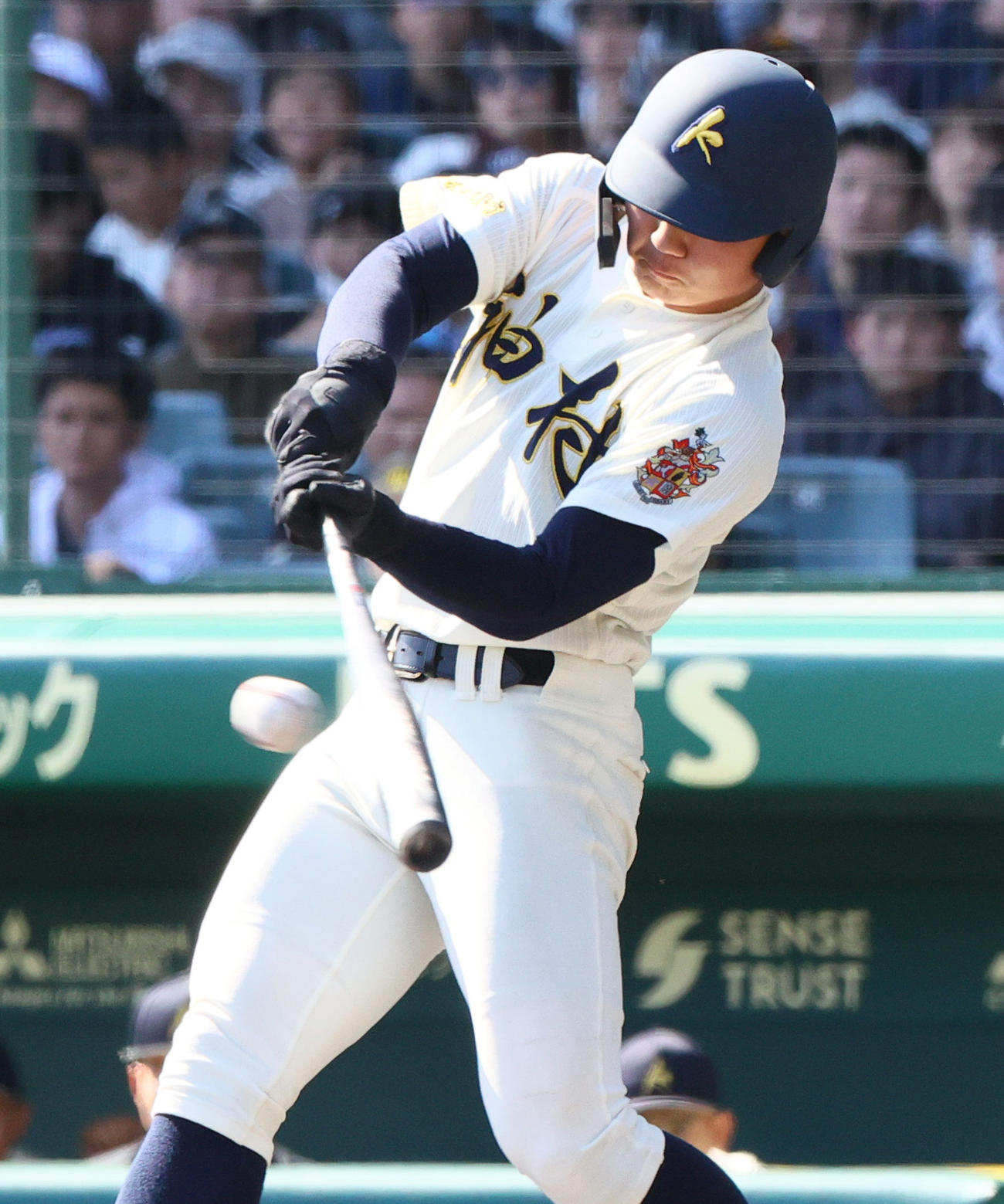 神村学園対大阪桐蔭　1回表神村学園2死一塁、正林は中前打を放つ（撮影・上山淳一）