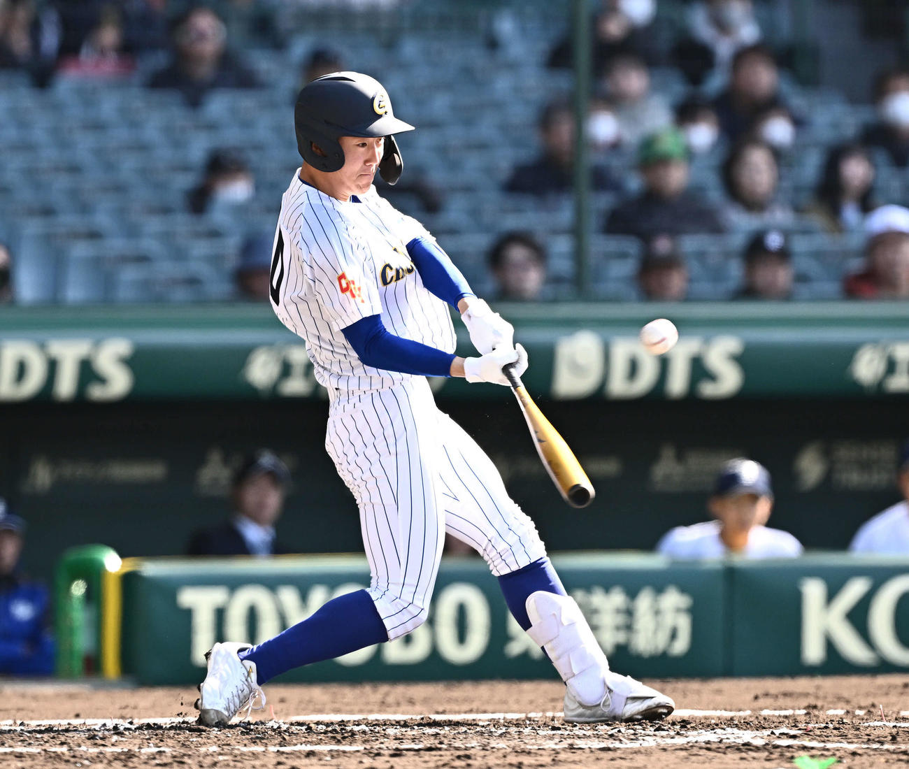 中央学院対宇治山田商　2回表中央学院1死一、三塁、臼井は先制中犠飛を放つ（撮影・滝沢徹郎）