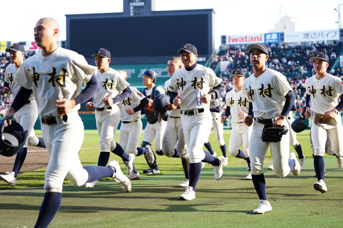 神村学園対大阪桐蔭　試合後、応援席にあいさつし引き揚げる神村学園の選手たち。中央は小田監督（撮影・江口和貴）