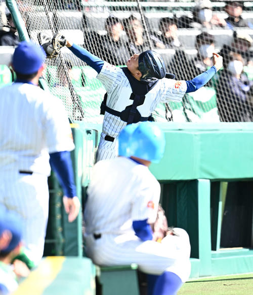中央学院対宇治山田商　2回裏宇治山田商2死一、三塁、加藤の捕邪飛を好捕する飯山（撮影・滝沢徹郎）