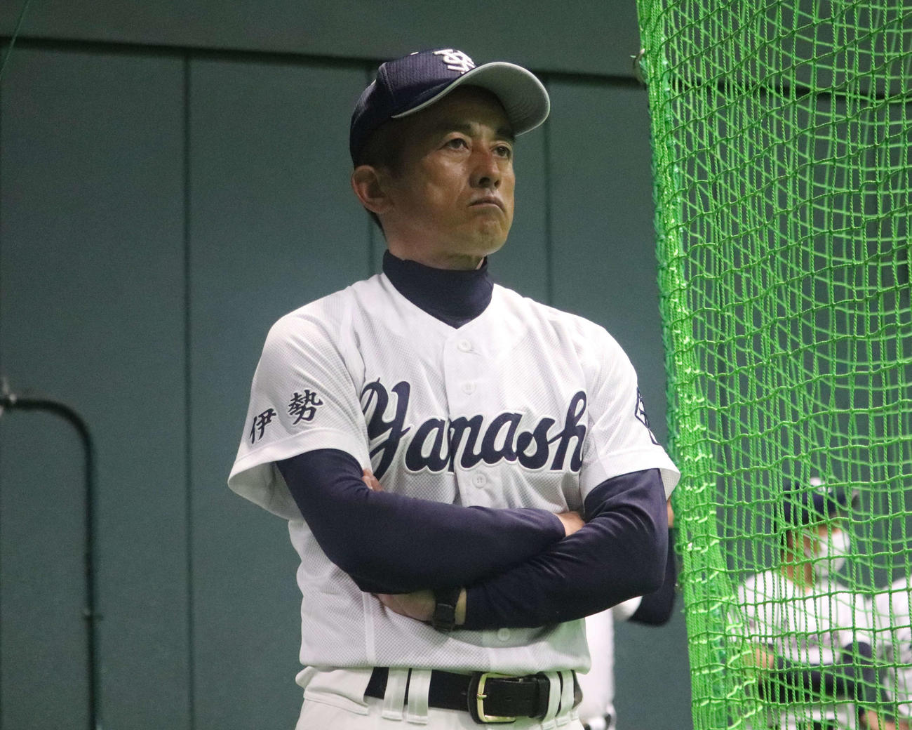 練習を見つめる宇治山田商・村田治樹監督