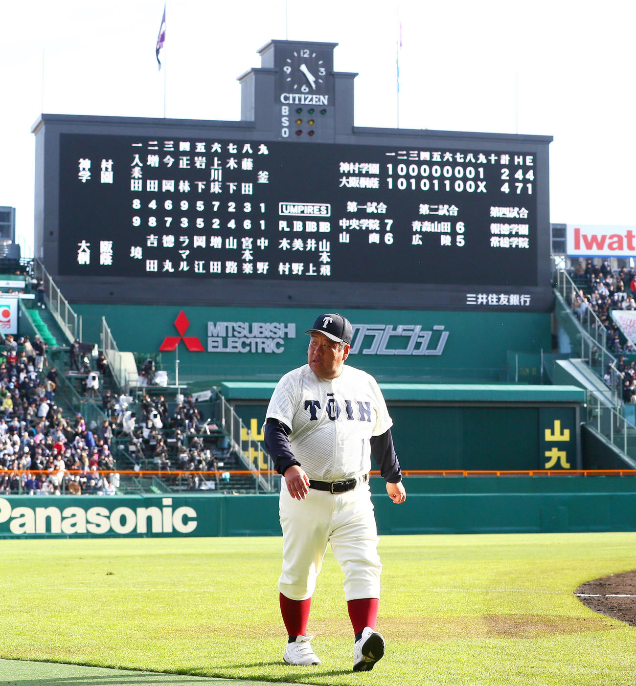 神村学園対大阪桐蔭　神村学園に勝利し、大阪桐蔭の西谷監督は応援席へあいさつし引き揚げる（撮影・上山淳一）