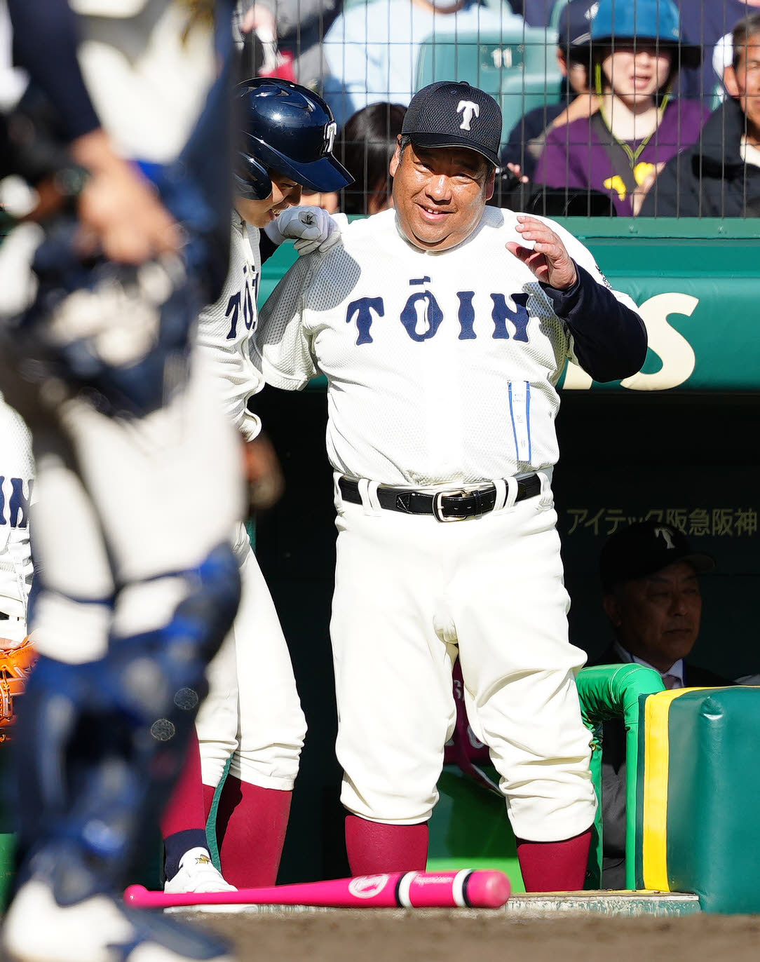 神村学園対大阪桐蔭　5回裏大阪桐蔭無死、ランニング本塁打の境（左）に声をかける西谷監督（撮影・江口和貴）