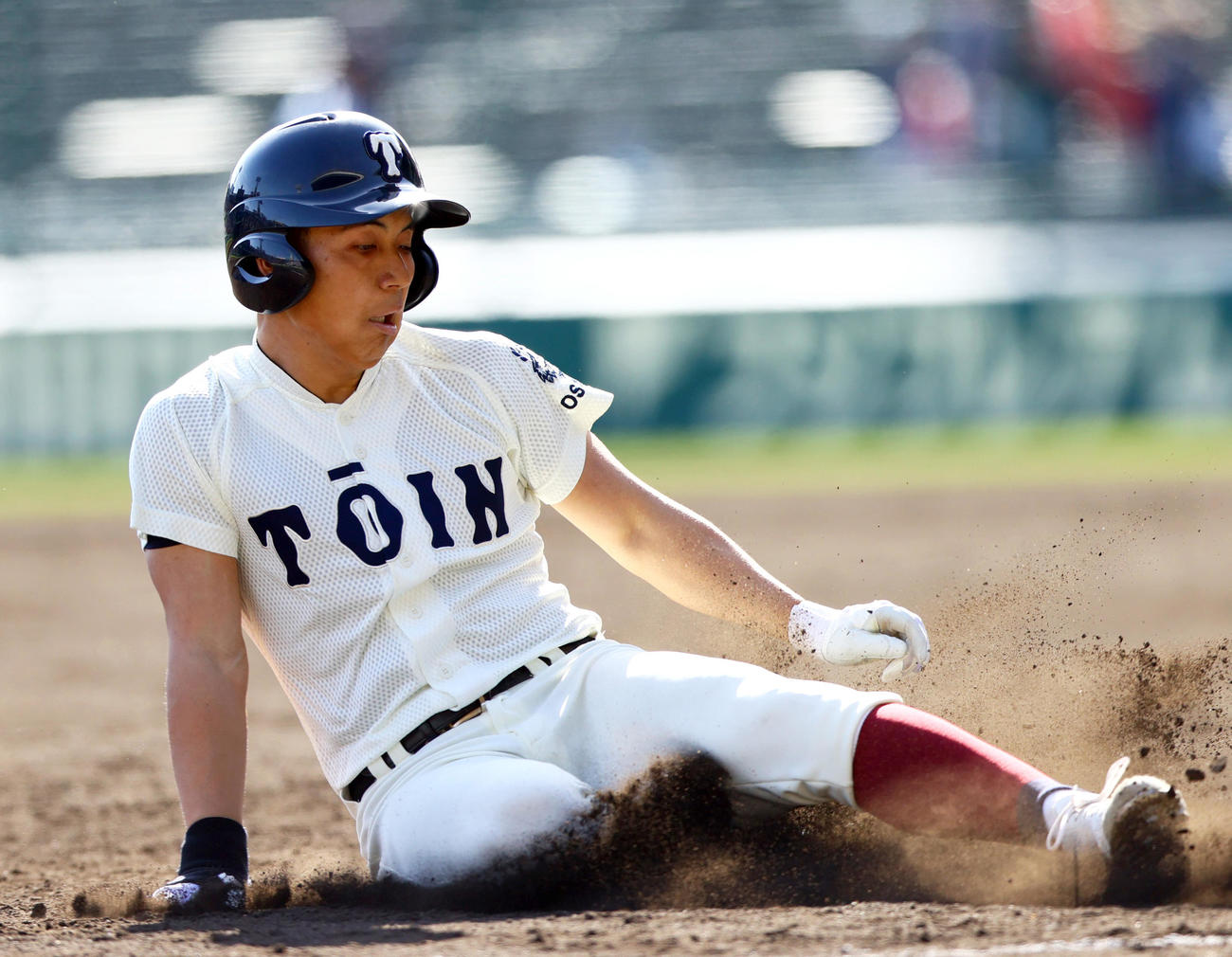 神村学園対大阪桐蔭　3回裏大阪桐蔭2死一塁、徳丸は中越え適時三塁打を放ち三塁へ向かう（撮影・上山淳一）