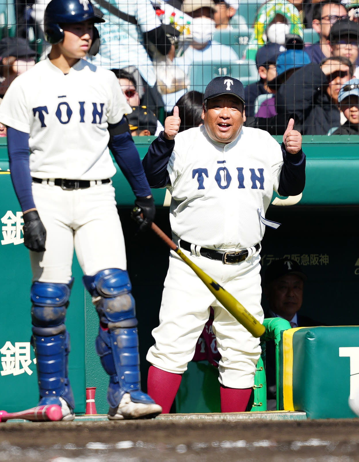 神村学園対大阪桐蔭　1回裏、ベンチから指示を出す大阪桐蔭・西谷監督（右）（撮影・江口和貴）