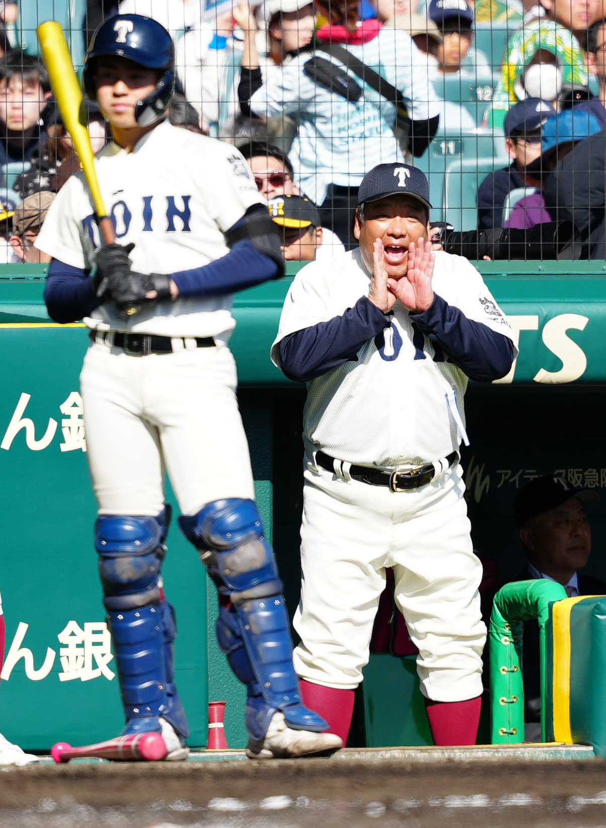神村学園対大阪桐蔭　1回裏、ベンチから指示を出す大阪桐蔭・西谷監督（右）（撮影・江口和貴）