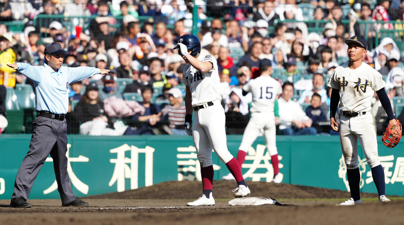 神村学園対大阪桐蔭　3回裏大阪桐蔭2死一塁、適時三塁打を放った徳丸（中央）（撮影・江口和貴）