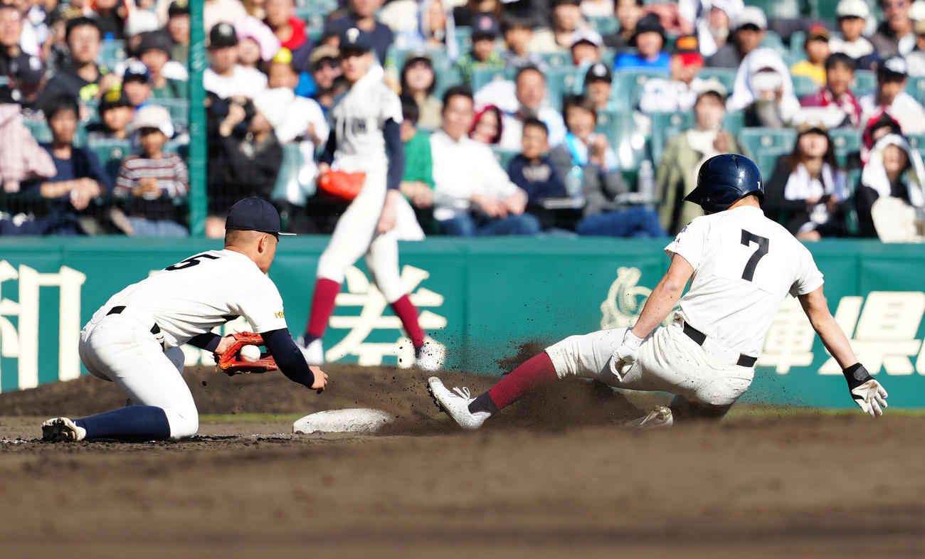 神村学園対大阪桐蔭　3回裏大阪桐蔭2死一塁、適時三塁打を放った徳丸（右）（撮影・江口和貴）