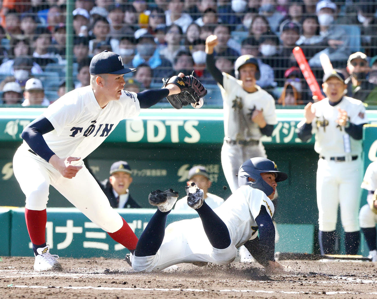 神村学園対大阪桐蔭　1回表神村学園2死一、三塁、打者・岩下の時、森（左）の暴投の間に先制生還する三走入耒田（手前）（撮影・上山淳一）