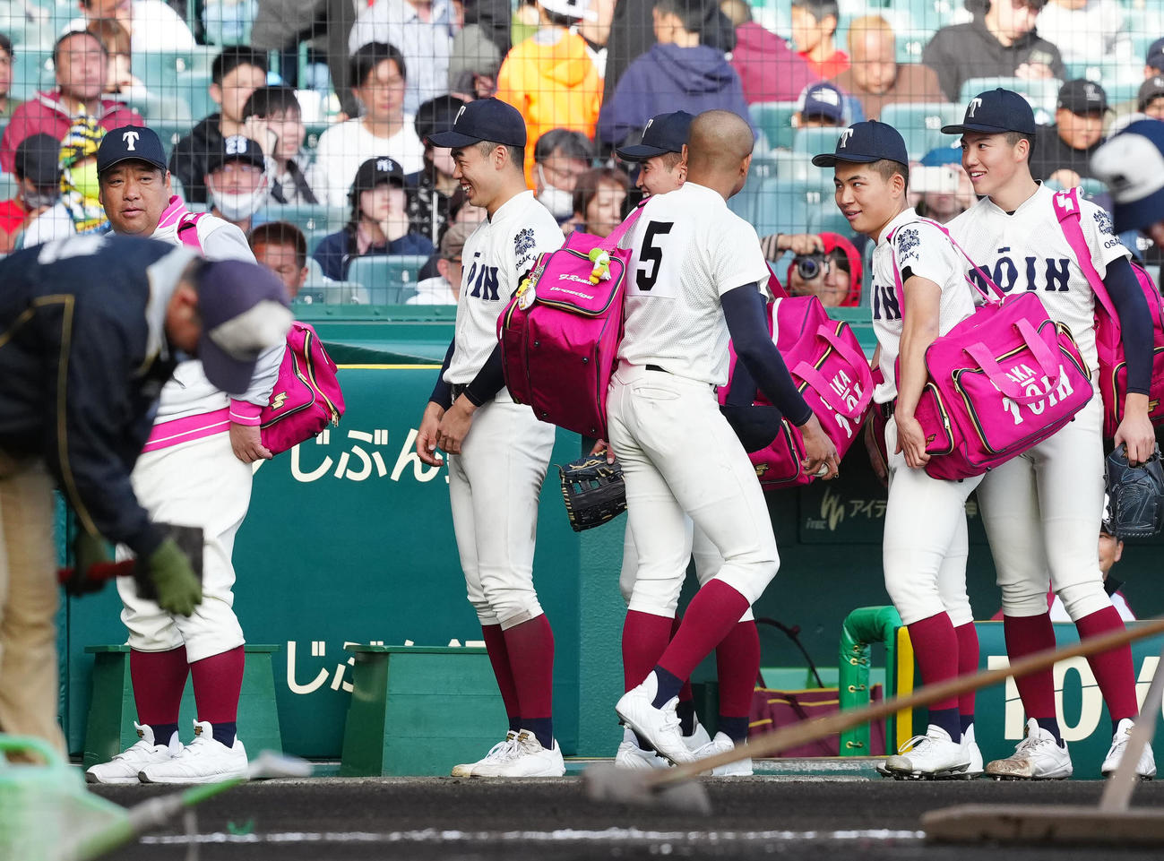 神村学園対大阪桐蔭　試合後、大阪桐蔭・ラマル（中央）から勝利球を受け取らなかった西谷監督（左端）（撮影・江口和貴）