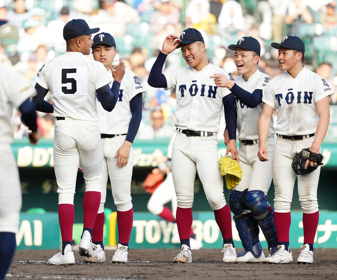 神村学園対大阪桐蔭　試合後、勝利球を手にする大阪桐蔭・ラマル（左端）（撮影・江口和貴）
