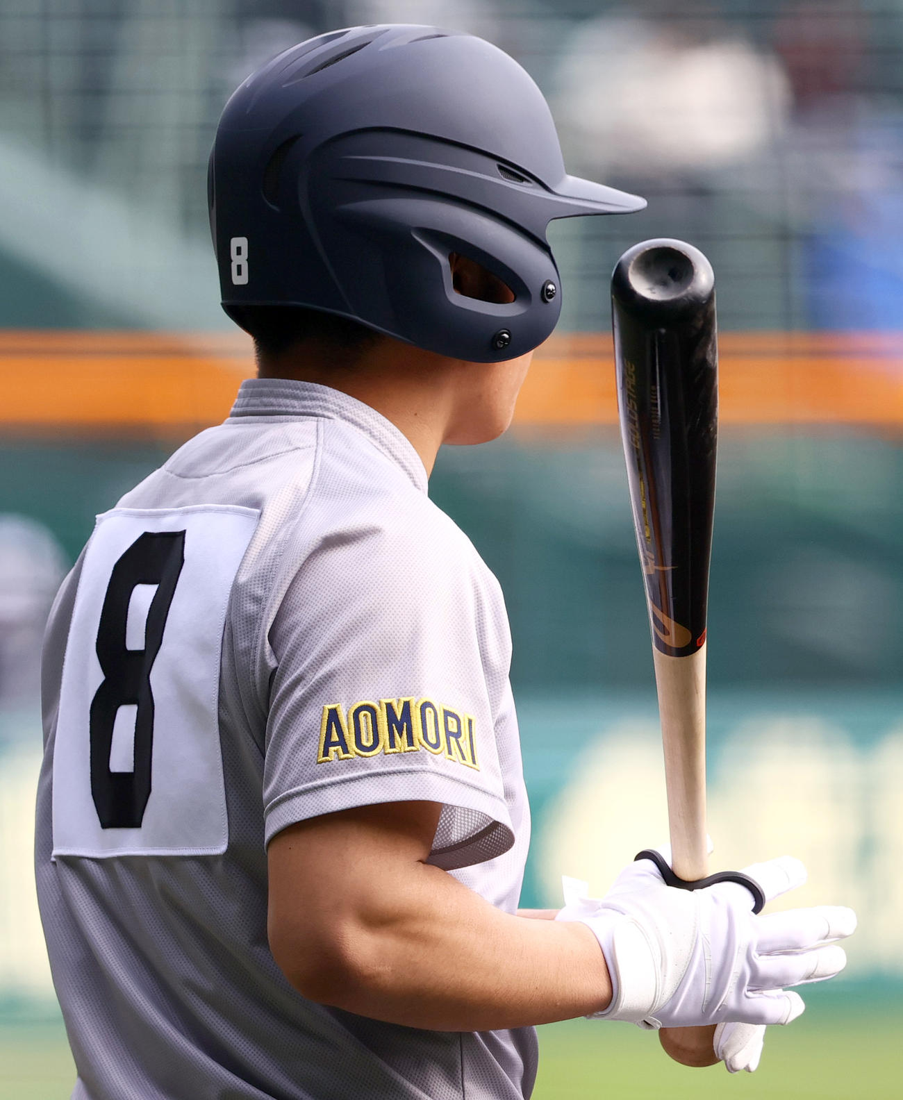 2024年3月21日、木のバットで準備する青森山田の対馬